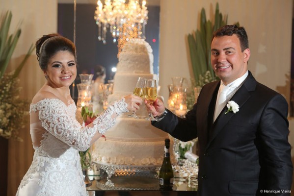 Ao casal, votos de muito amor, felicidade e companheirismo.