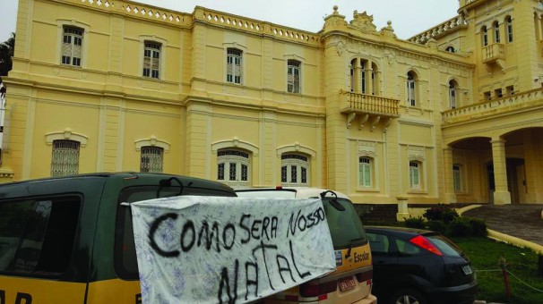 Em paralisação, motoristas de vans cobram da prefeitura pagamento de valores atrasados