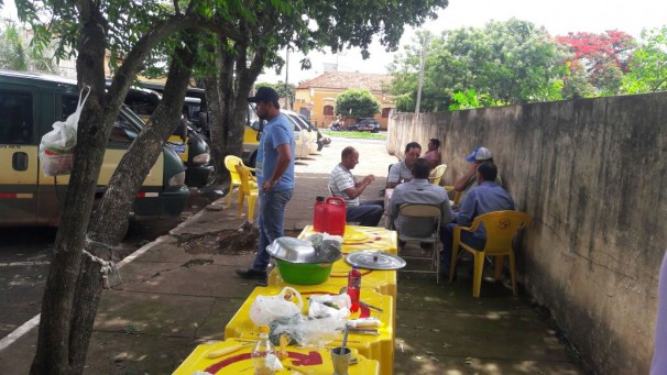 Cooperados improvisaram um almoço na porta da prefeitura nesta quinta-feira