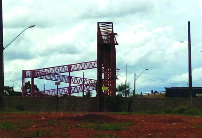 Passarela foi utilizada para a travessia entre os bairros por mais de 30 anos