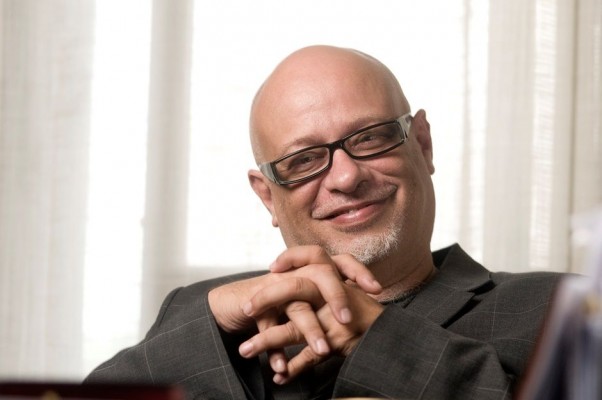 Luiz Felipe Ponde, filosofo e colunista da Folha em sua casa. Ele lanca livro  Guia Poliitcamente Incorreto de Filosofia. Foto : Marisa Cauduro/ Folhapress, ILUSTRADA  )