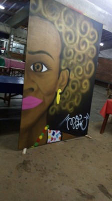 Jovens montam painel de grafite para exposição durante os eventos