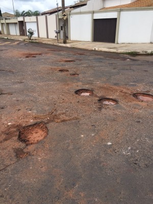 Serviço de tapa-buracos foi retomado nessa sexta-feira