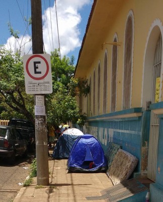 Alguns pais dormiram na porta do centro educacional durante três noites