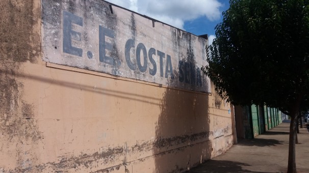 Escola está situada na rua Professora Lourdes Naves, 60, Centro.