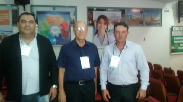 Marcos Coelho e seu vice Clayton participaram do Encontro de Prefeitos promovido pela AMVAP 