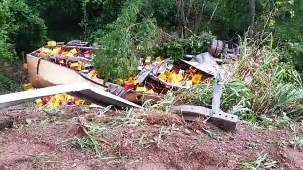 Carreta envolvida em acidente na BR-050, entre Cumari e Araguari ** PRF  