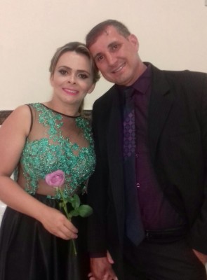 Hoje quem sopra as velas e festeja mais uma primavera é Ana Cristina Lemos. Na foto ela está ao lado do esposo Ebio Lemos. Desejo muitos presentes, muita saúde, um próspero Ano Novo e muita alegria. #Parabéns