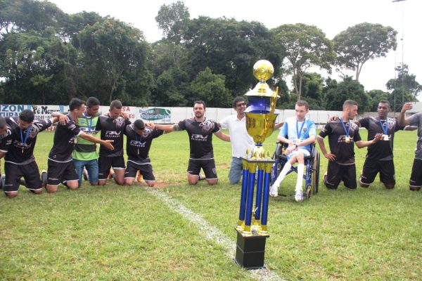 Atletas atleticanos na oração após a decisão