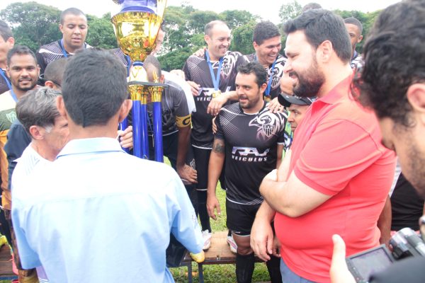 Prefeito Raul Belém entrega a premiação ao campeão