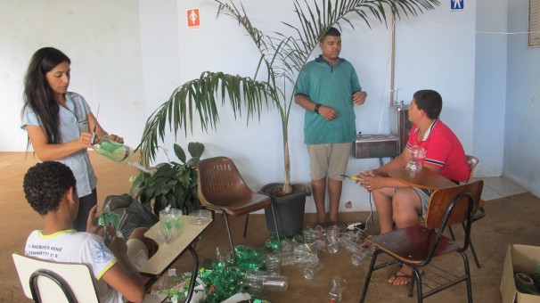 Alunos e professora durante as oficinas 