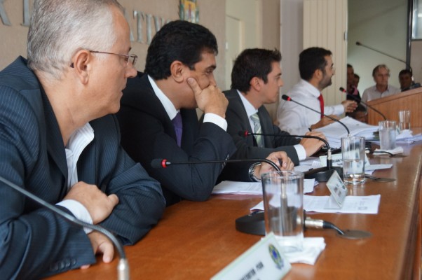 Vereadores se reúnem hoje para uma sessão extraordinária