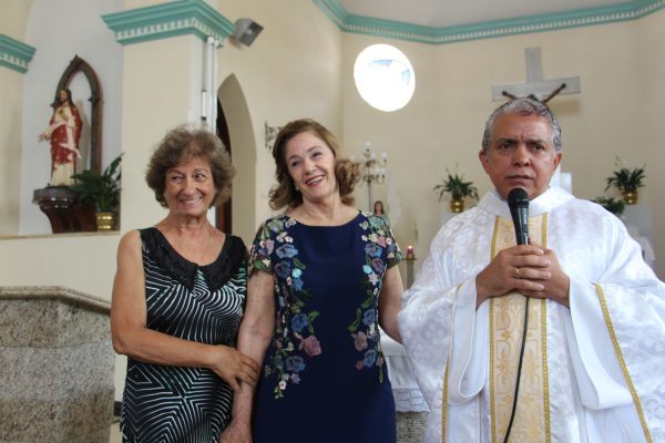 Padre Júlio parabenizando Sônia e Luci Vanda pela iniciativa em reunir as formandas