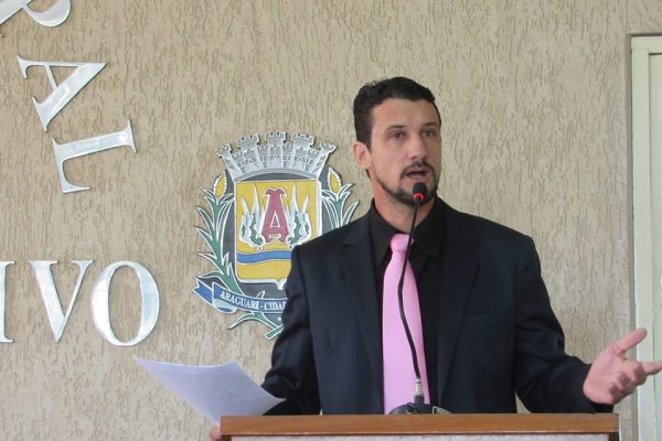 Na última sessão, vereador Claudio Coelho cobrou o andamento das obras em terrenos doados pela prefeitura