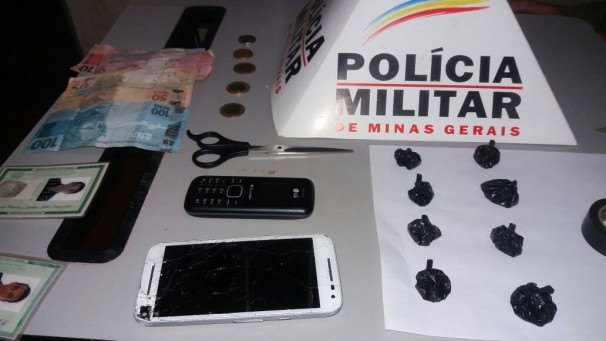 Porções de cocaína, quantias em dinheiro e aparelhos celulares foram apreendidos pela PM 