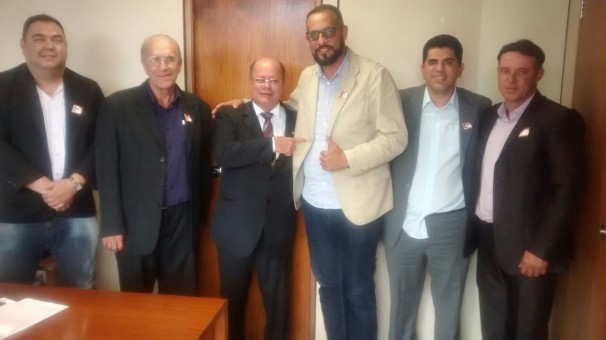 Visita à Brasília teve como objetivo conseguir liberação de financiamento para obras de pavimentação no município