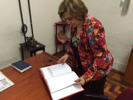 Muito bem organizados, documentos técnicos, fotos e todas as ações da secretaria de Trabalho e Ação Social estão registrados em livros encadernados 