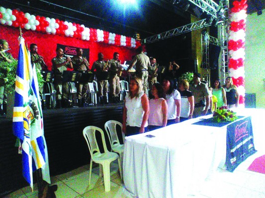 Diretoras das escolas, a secretária de Educação, Márcia Sakai e o coordenador do PROERD, sargento Bernardo, durante a formatura do PROERD