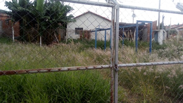 Cerca elétrica está arrebentada e falta de manutenção no terreno tem atraído animais peçonhentos