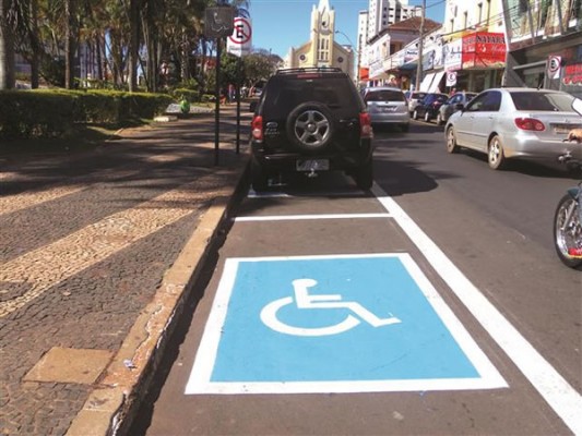 Trabalho de fiscalização em vagas reservadas são feitos diariamente afirma PM