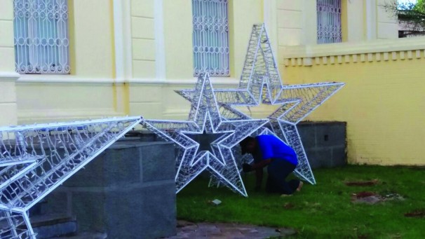 Palácio dos Ferroviários começa a receber instalação de enfeites 