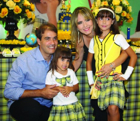 Papai Maurício, Manoela, mamãe Luciana e Isadora