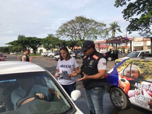 As blitz educativas realizadas pela SETTRANS tem como objetivo sensibilizar condutores e pedestres  Foto: SETTRANS  
