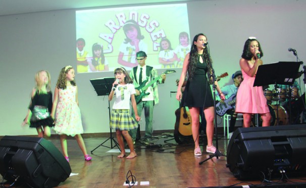 Isadora arrasando e cantando