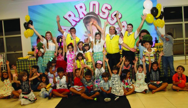 Animadores da festa e criançada