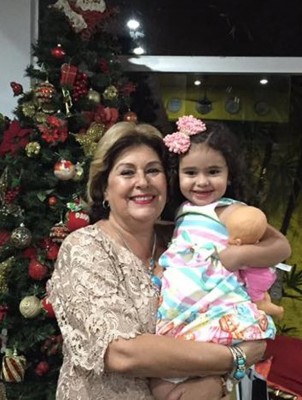 Ana Lúcia Brito da Cruz, aniversariante do dia 11, segurando sua netinha Manuella