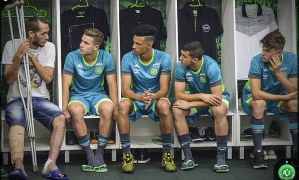 Neto (à esq.), sobrevivente do acidente da Chape, em conversa com atletas da base do clube