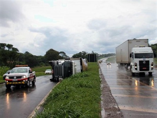 Motorista escapou ileso do acidente ** PRF 