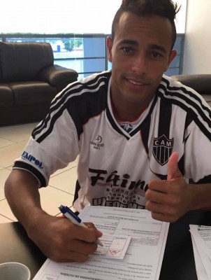 Leandrinho exibe o uniforme de seu novo clube
