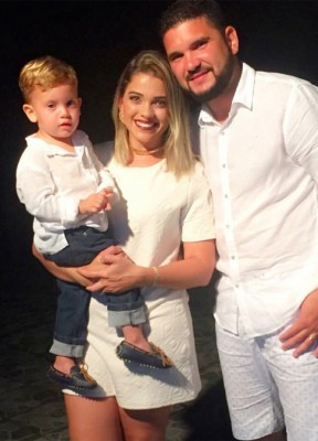 Higor Marllon Silva Honorato aniversariante do dia 3, com a esposa Gleice e seu filho Davi 