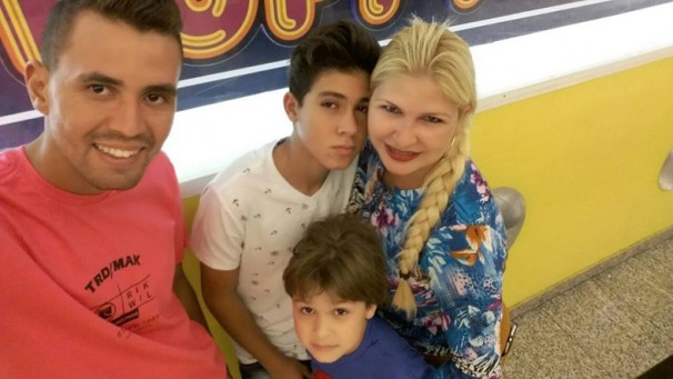 Katia Barros aniversariante do dia 24, com o marido Adriano Narciso e os filhos Ygor e Kauê