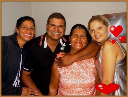 Maria da Silva, a matriarca da família, aniversaria neste domingo, 22, rodeada pelos filhos Sargento Silvino, Eliana Lopes e Sândra Lúcia. A ela, nossos sinceros votos de muita felicidade 