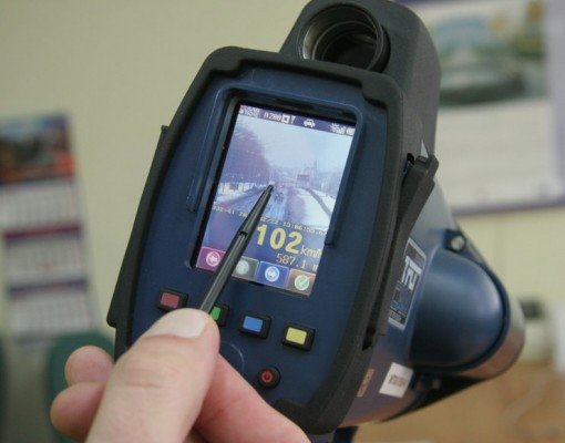 Radar móvel TruCam é capaz de identificar a marca do veículo, modelo e número da placa além das características faciais do motorista