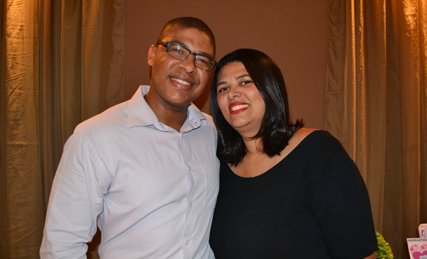 Rodrigo ao lado da esposa Viviane Santos Dias, aniversariante do dia 12