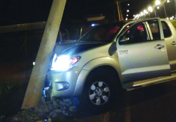 Veículo bateu contra poste de energia na rodovia