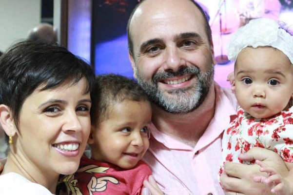 Depois de muitos anos residindo na capital Brasília, Dr. Marcel Gebrim e Marianna Gebrim estão de volta em nossa cidade. Ao lado dos filhos Maria Luiza e Ezequiel o querido casal recebe as boas-vindas da sociedade araguarina.