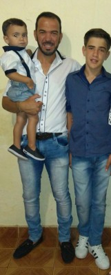 Wesley Marques Costa, aniversariante do dia 30 com os filhos. Ao lado esquerdo no colo, o pequeno Arthur Marques e ao lado direito Gabriel Marques