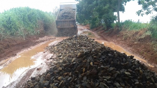 Recuperação de estradas melhora escoamento de produção da safra