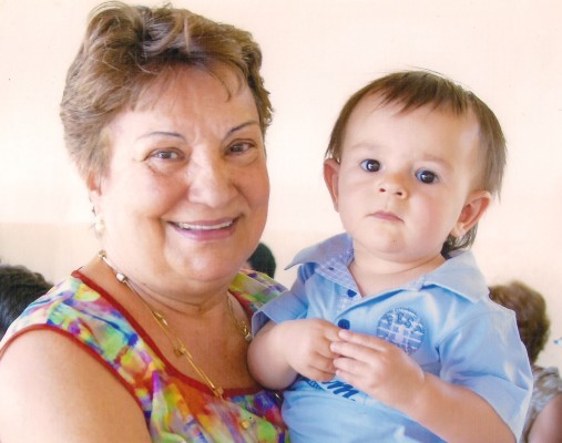 Ione de Fátima Monteiro Faim, aniversariante do dia 23, com seu netinho Heitor