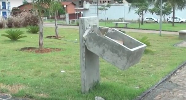 Reforma da praça foi inaugurada em agosto e lixeiras foram quebradas