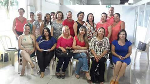 Durante a reunião, as diretoras receberam as chaves das escolas