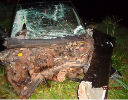 Acidente envolveu caminhão e um carro de passeio