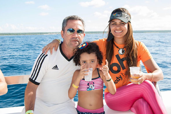 Átila Almeida, sua Rúbia Oliveira e a pituchinha Byetra em Punta Cana – um dos destinos mais lindos da República Dominicana banhada pelas águas cristalinas do mar do Caribe.