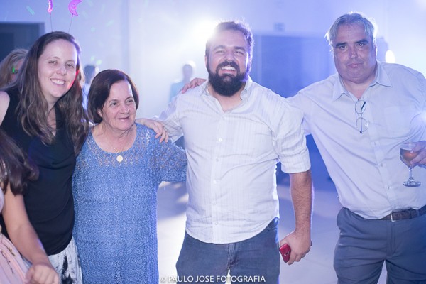 A matriarca da família Lieggio, Dona Marlene L. Pucci, aniversariante do dia 23, ladeada pelos netos gêmeos Flávia F. Lieggio e Régis F. Lieggio aniversariantes do dia 22 de fevereiro e seu filho Márcio Liegg