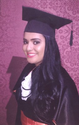 Ana Carolina Espindola C. de Oliveira, aniversariante do dia 23 sendo também parabenizada pela formatura no curso de Estética, que aconteceu no último dia 14