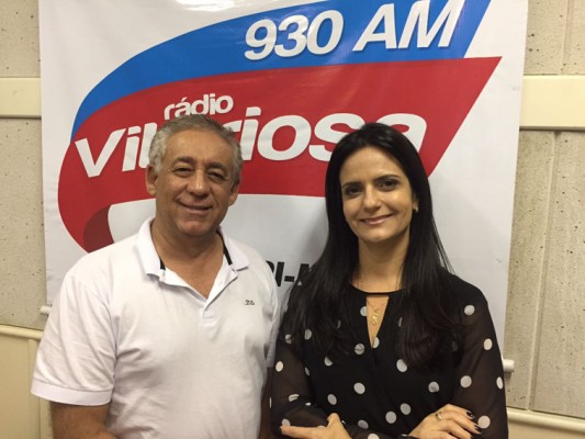 Juíza Juliana Faleiro entrevistada, pelo apresentador Gérson de Oliveira, na Rádio Vitoriosa AM